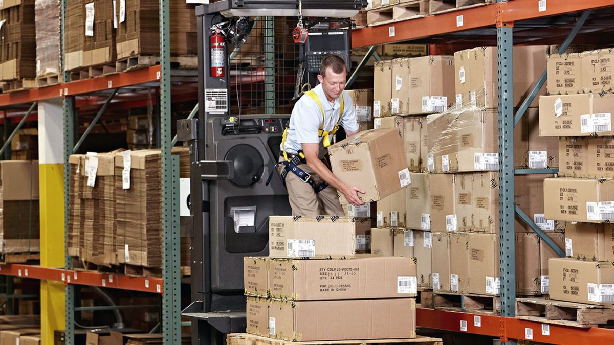 Cómo operar de manera segura equipos de montacargas order picker