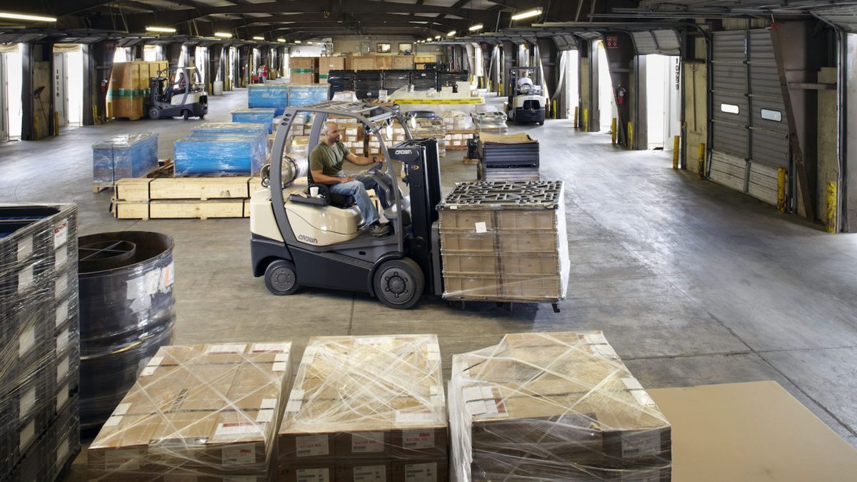 Cómo optimizar el manejo de materiales durante las temporadas altas